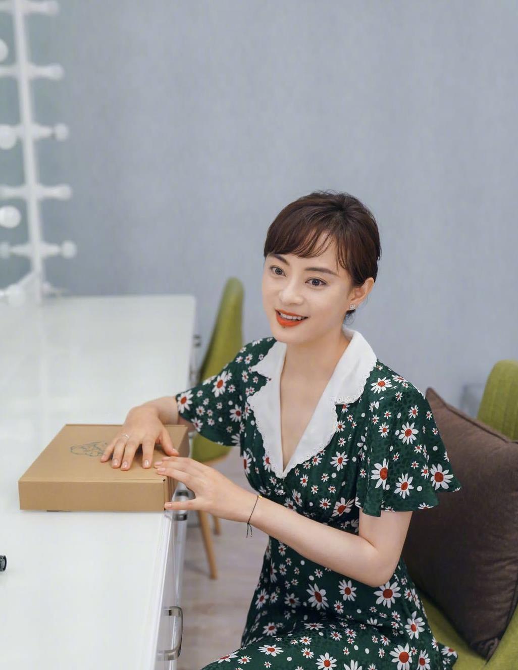 孙俪全新造型营业穿小雏菊连衣裙清新靓丽梳长发气质温婉