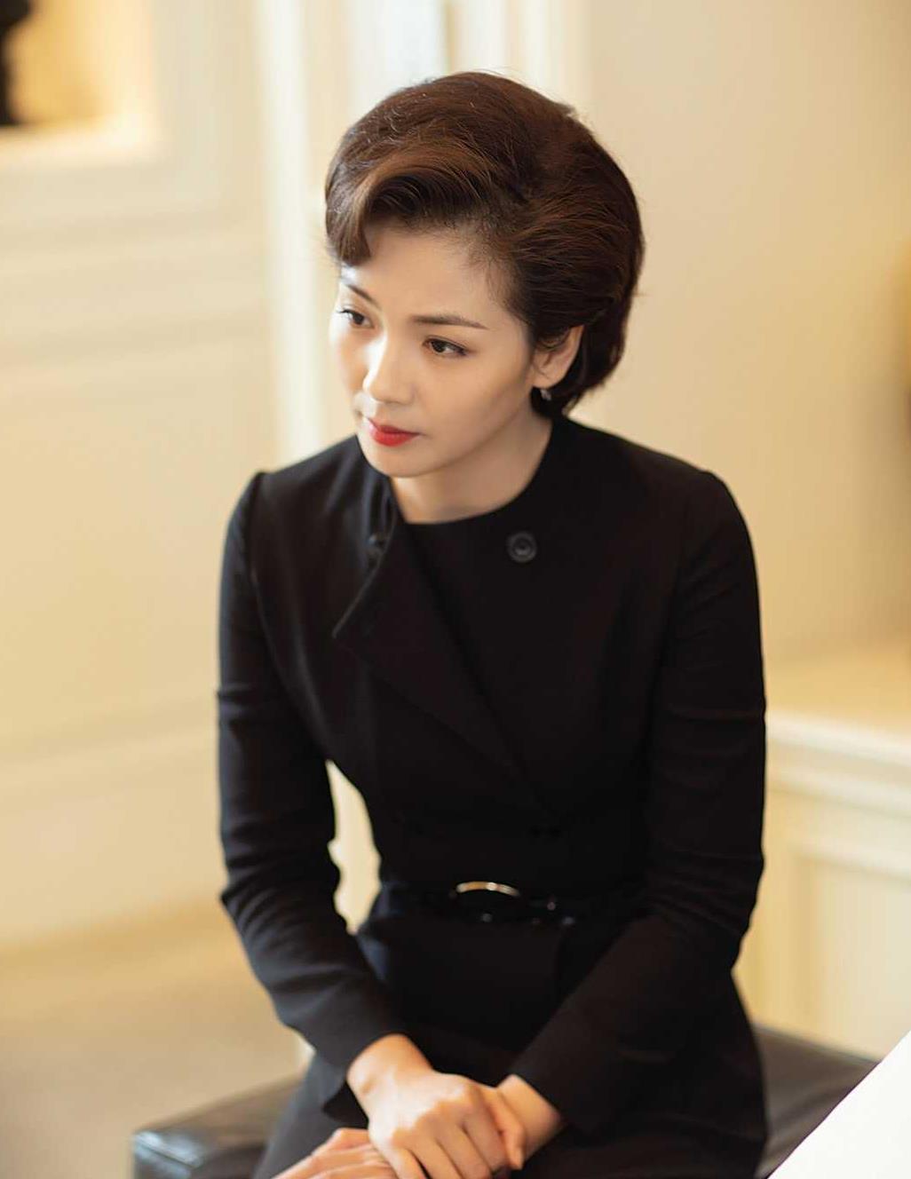 42岁的刘涛依然精致感满满穿大红色西服套装高贵优雅漂亮大气