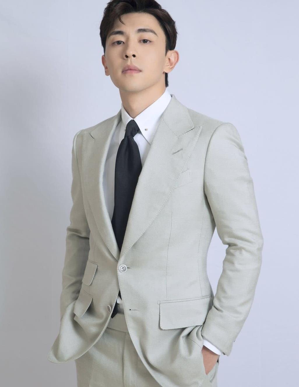 邓伦一身灰白西装穿出绅士范儿读者人家底子好