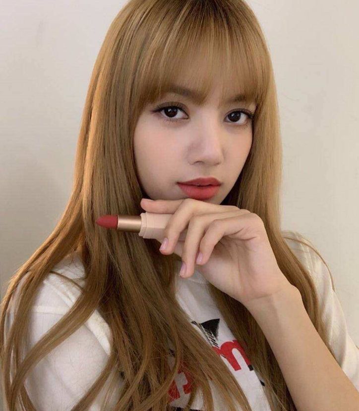 被称为"人间芭比"的她,可甜可咸太漂亮,有多少人喜欢她的颜?