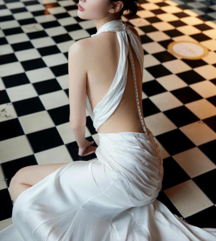 乔欣穿一条白色花朵露背长裙美极了高贵中不失优雅