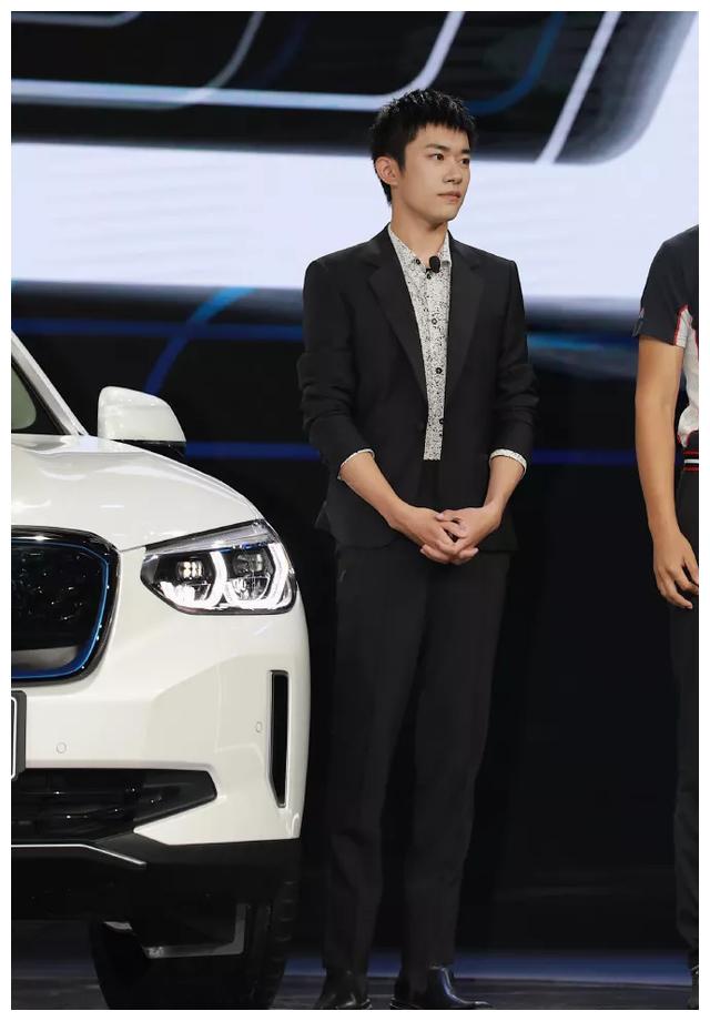 易烊千玺出席活动意外暴露真实身高,与1米68高的汽车高度平行|易烊