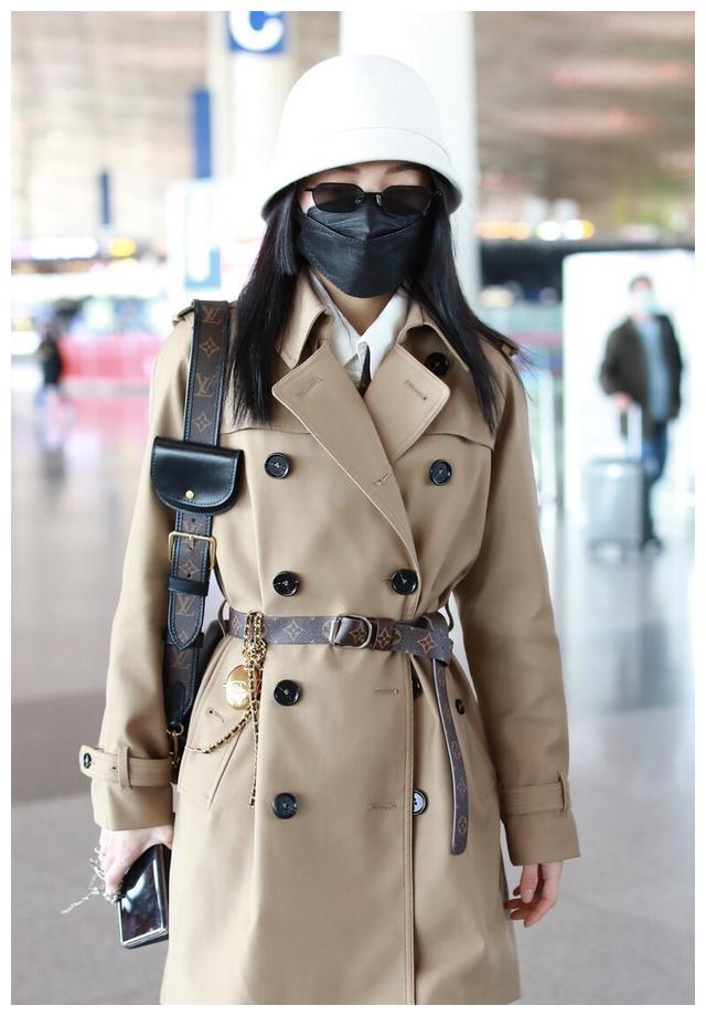 张韶涵穿卡其色风衣很有气质,头戴白色帽子墨镜超有型__财经头条