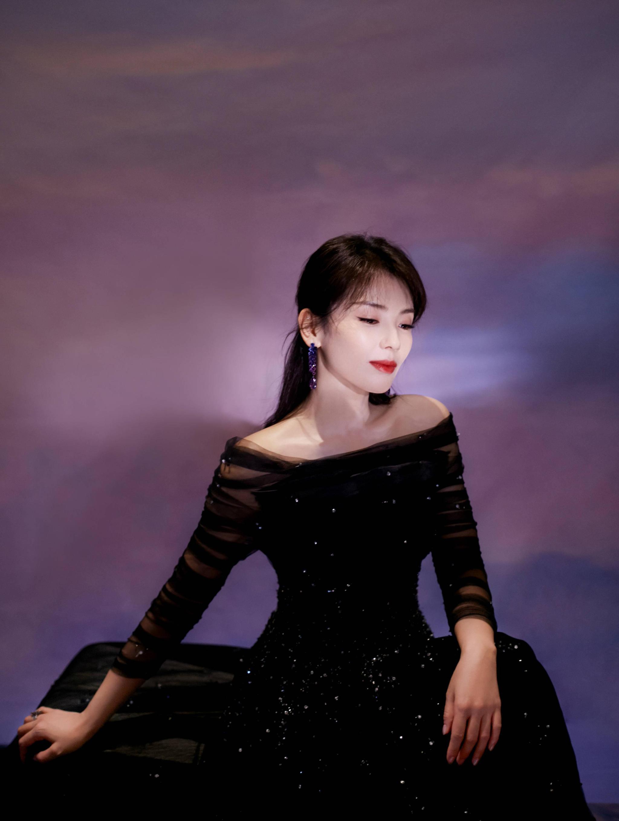 42岁刘涛气质高贵!黑色一字肩网纱长裙宛若星河,真是太美了