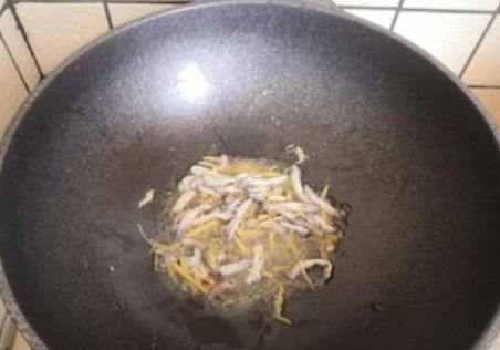 美食精选:泥丁炒韭黄(泥虫)