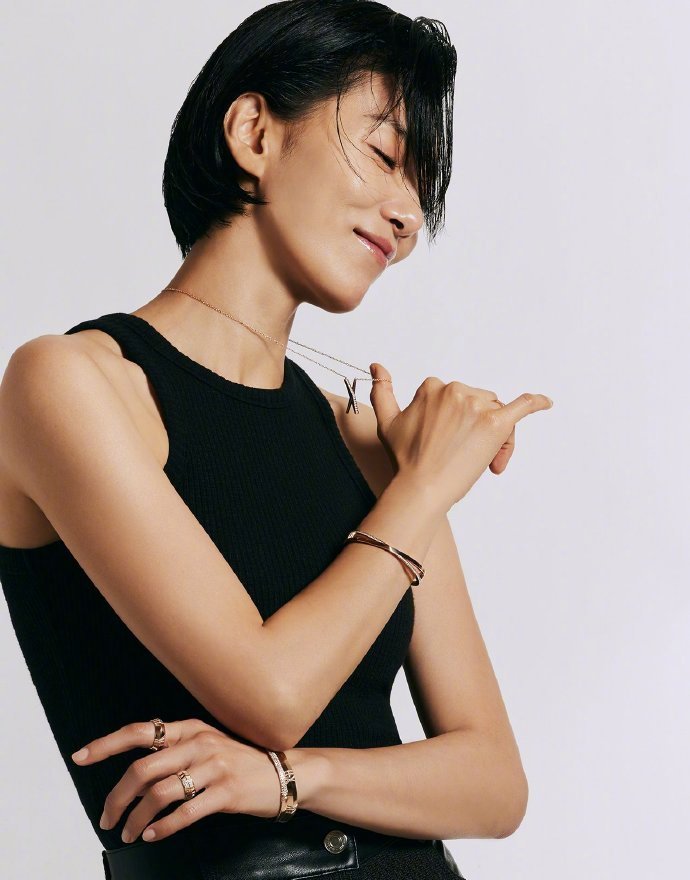 不同的帅气风格,姐姐的气质太鲨啦~2/ 6金瑞亨dazed韩版8月刊内页大片