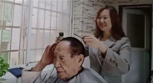 袁隆平在海南生病想理发，一长沙理发师听闻，为何乘机去为他理发休闲区蓝鸢梦想 - Www.slyday.coM