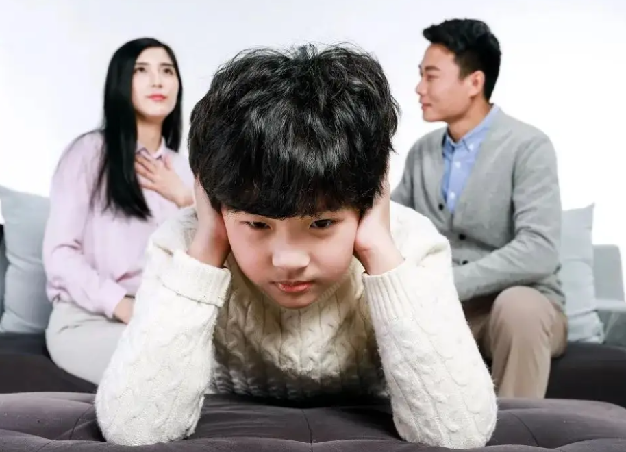 坐大腿还摸胸,3岁男孩抢座干这事!家长拒道歉小孩子懂什么,怨谁？休闲区蓝鸢梦想 - Www.slyday.coM