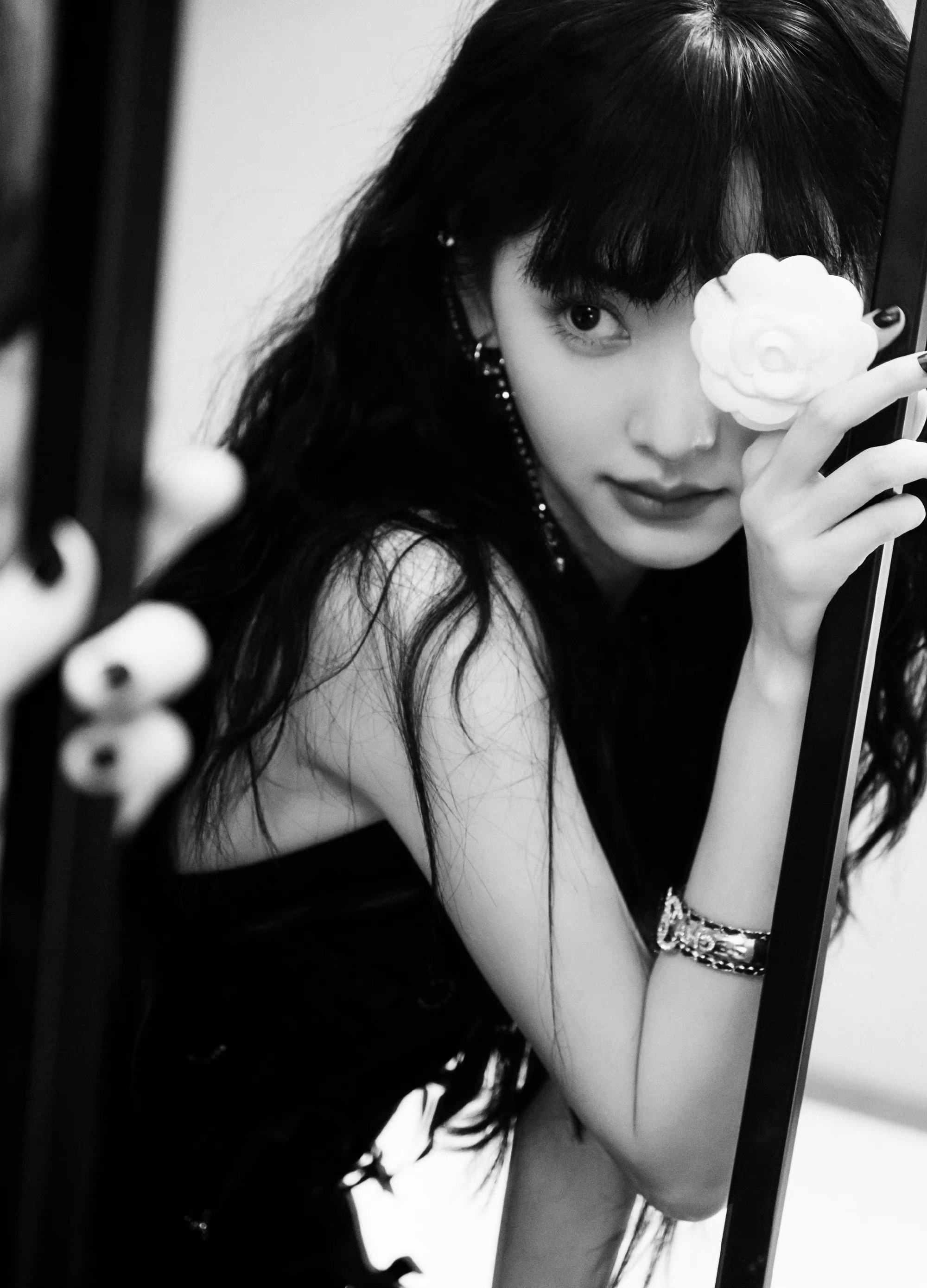 章若楠最新造型!灵动美丽优雅迷人,复古造型自带氛围感