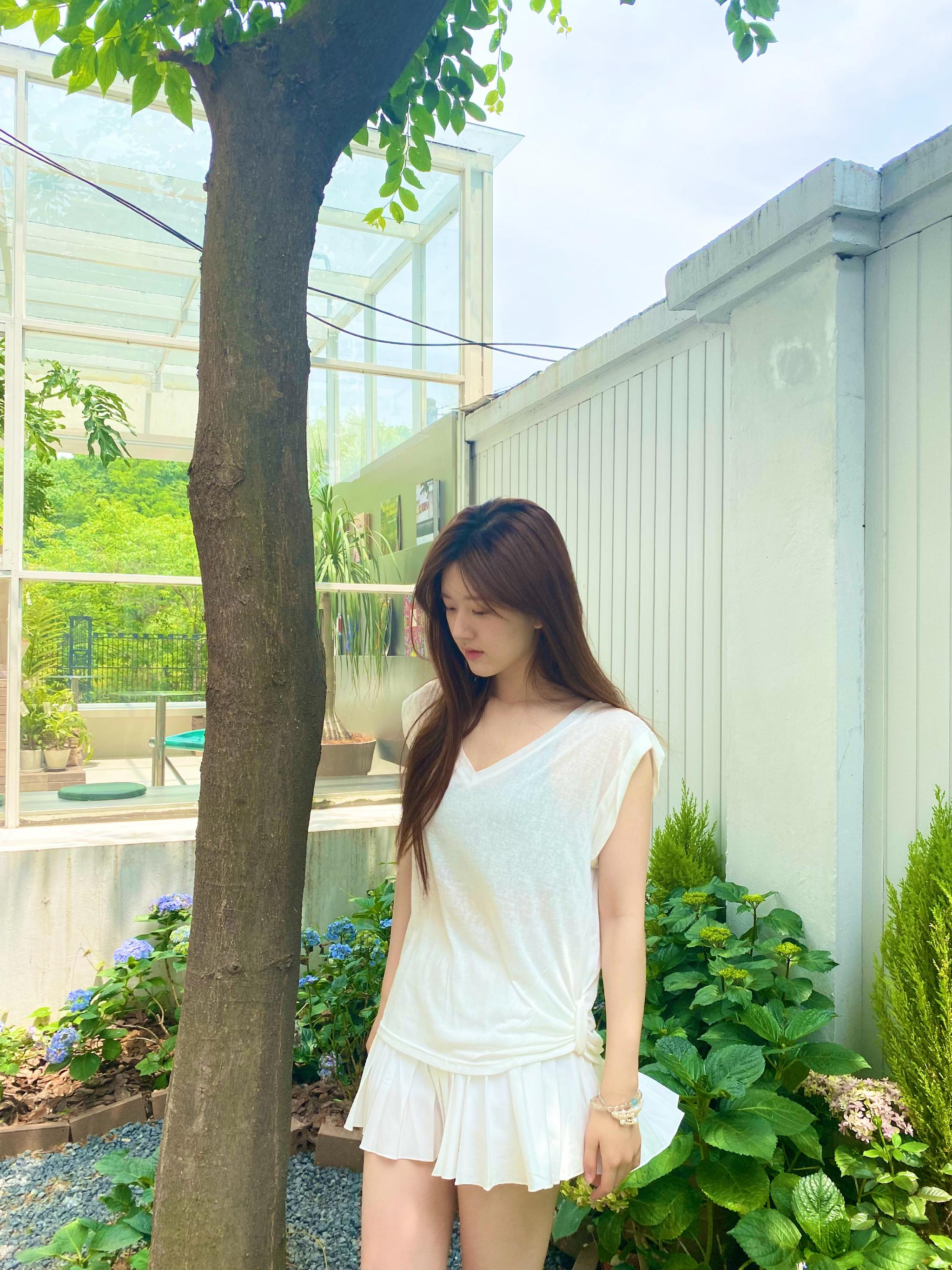 赵露思晒休闲照纤纤细腰大长腿大秀性感好身材