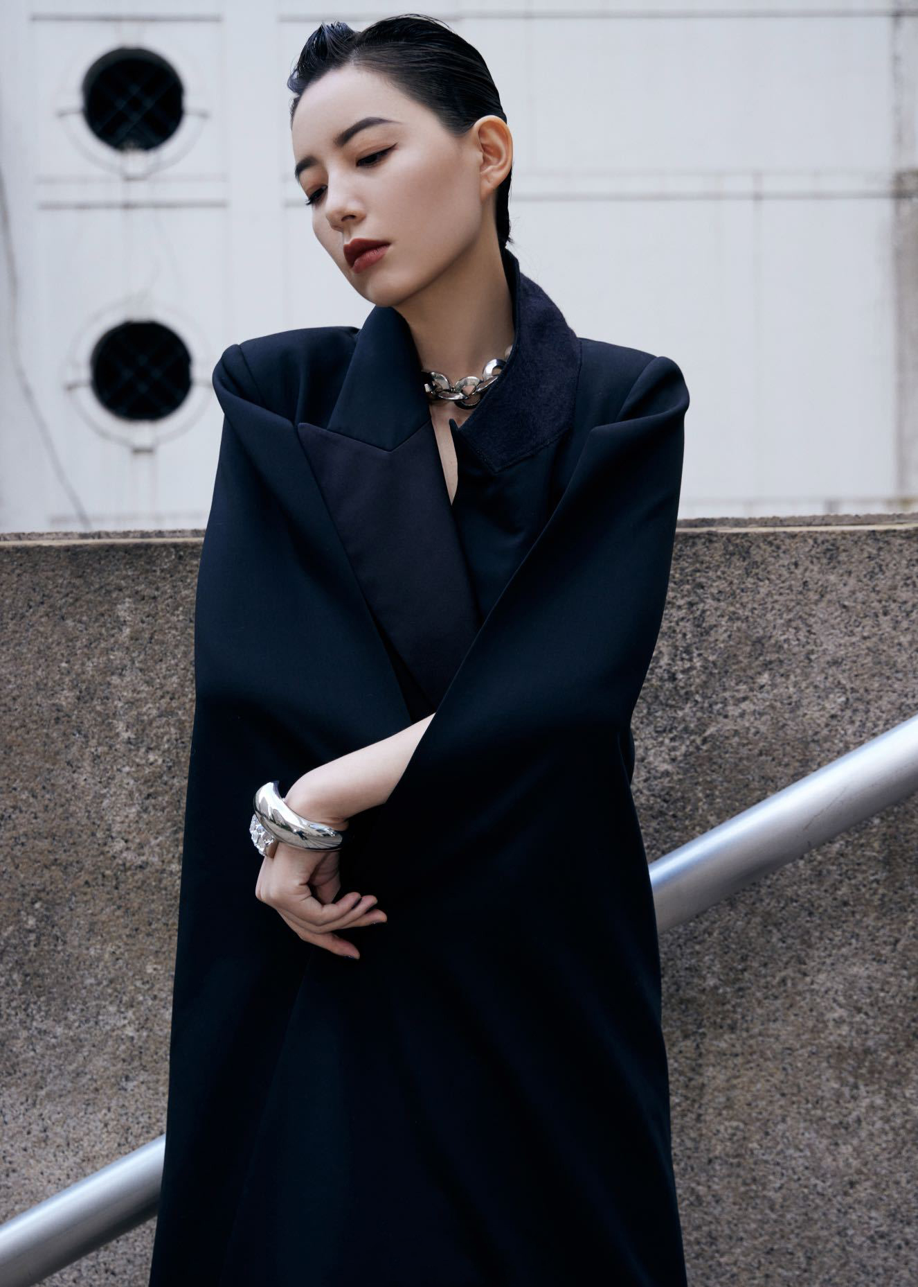 李斯丹妮身着黑色精裁斗篷感大衣参加线上看秀活动