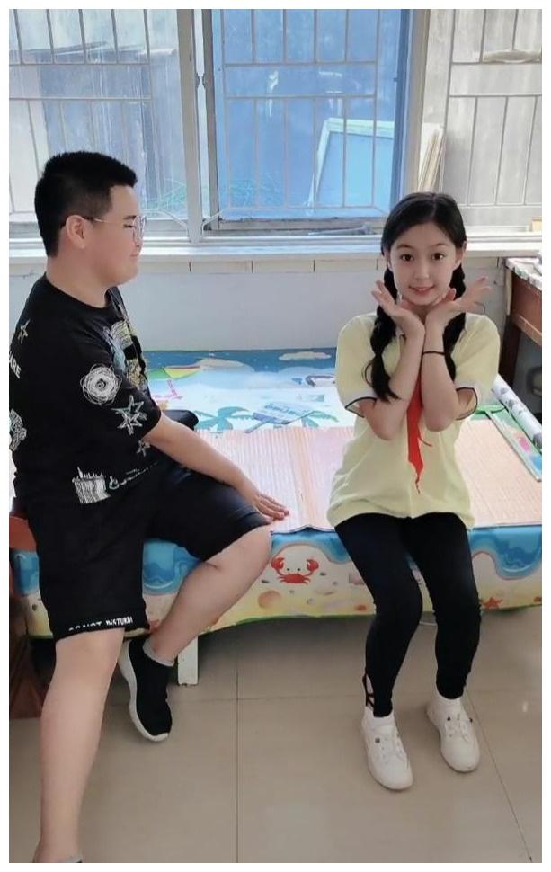 《乡村爱情》谢腾飞赵兰妮同框 谢腾飞不再可爱赵兰