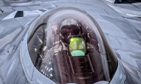 歼20座舱盖上面的两条s型线条关键时刻可保命