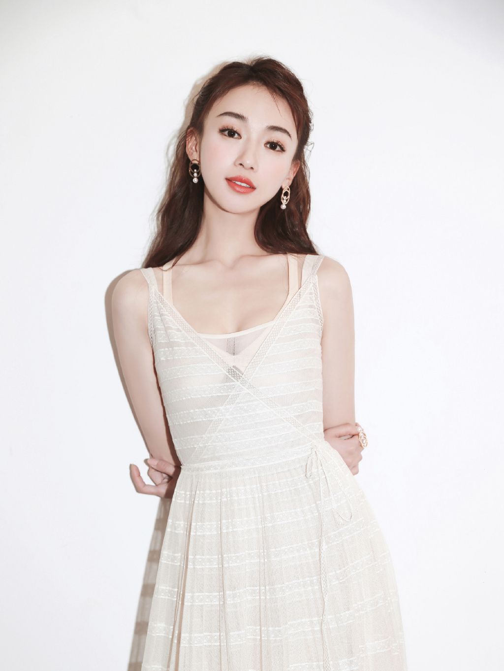 气质百变的吴谨言,笑容中的动人,眉眼间的精致,你中意她吗?