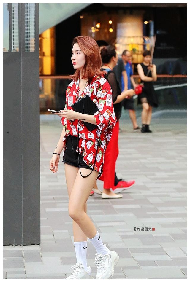 街拍:美女,短裤也能穿出炸街效果|美女|牛仔短裤|裤装_新浪新闻