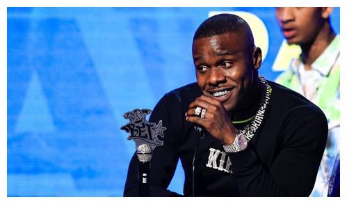 知名歌手被怼脸拍照,怒扇女粉丝巴掌,事后道歉称不知打的是女人|suge