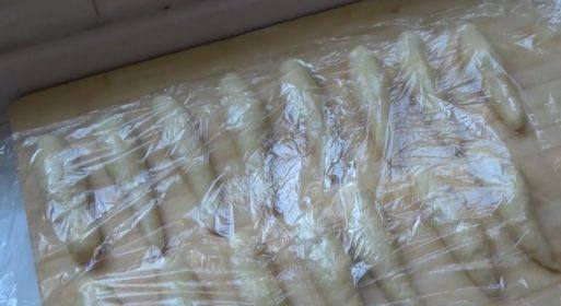 1碗面粉1个鸡蛋，做孩子爱吃的奶油面包卷，绵软醇香，早餐首选休闲区蓝鸢梦想 - Www.slyday.coM