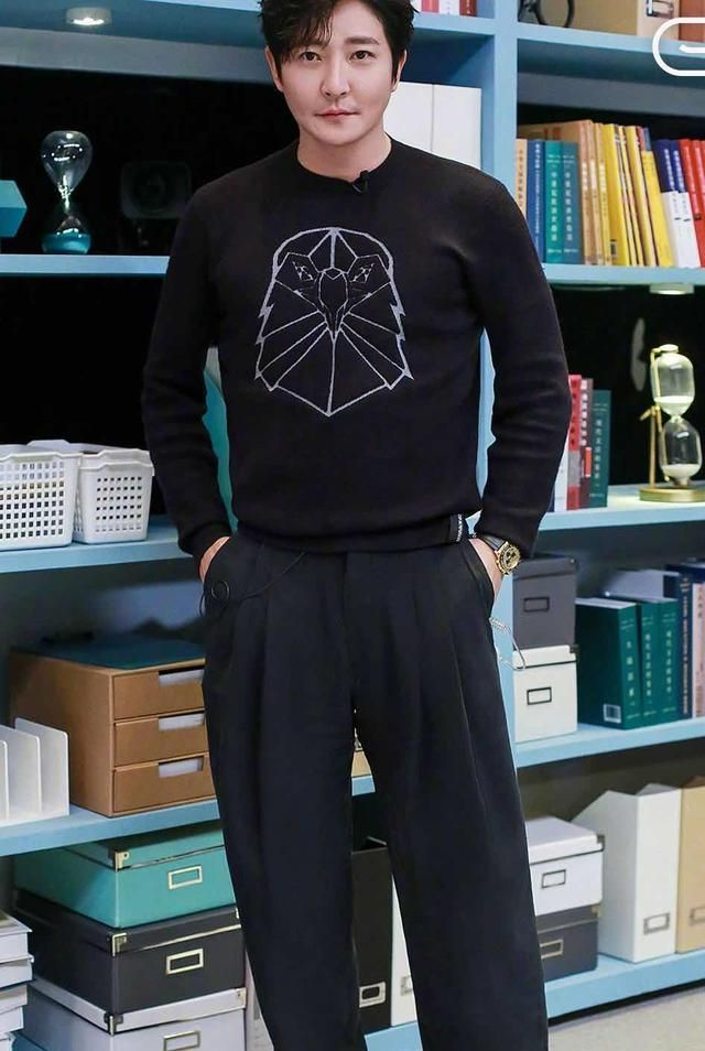 郭京飞近照似中年大叔羊毛卷发型显现浮肿脸身材看着像180斤