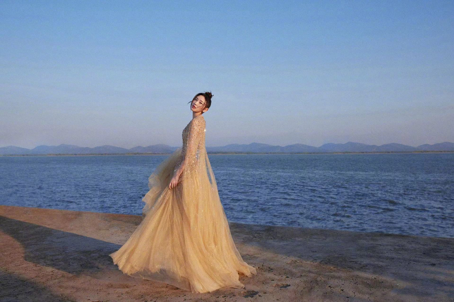 唐艺昕在海边六宫格大片释出身着纱质长裙搭配吊坠项链