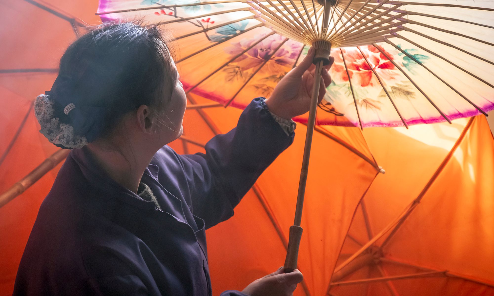 撑开为伞收拢为竹 揭秘高颜值的西湖绸伞|西湖|绸伞|宋志明_新浪新闻
