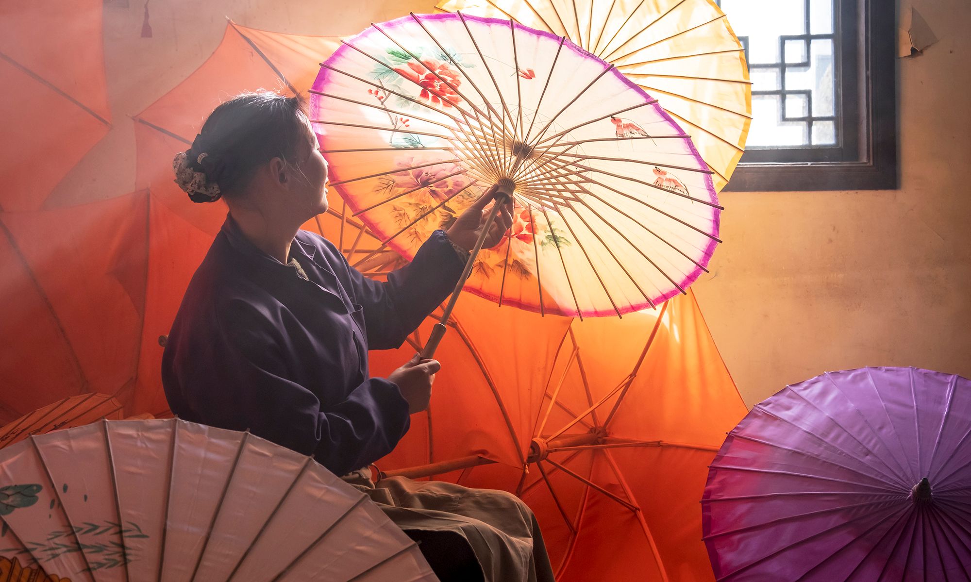 油纸伞是世界上最早的雨伞,纯手工制成,是中国古人智慧的结晶