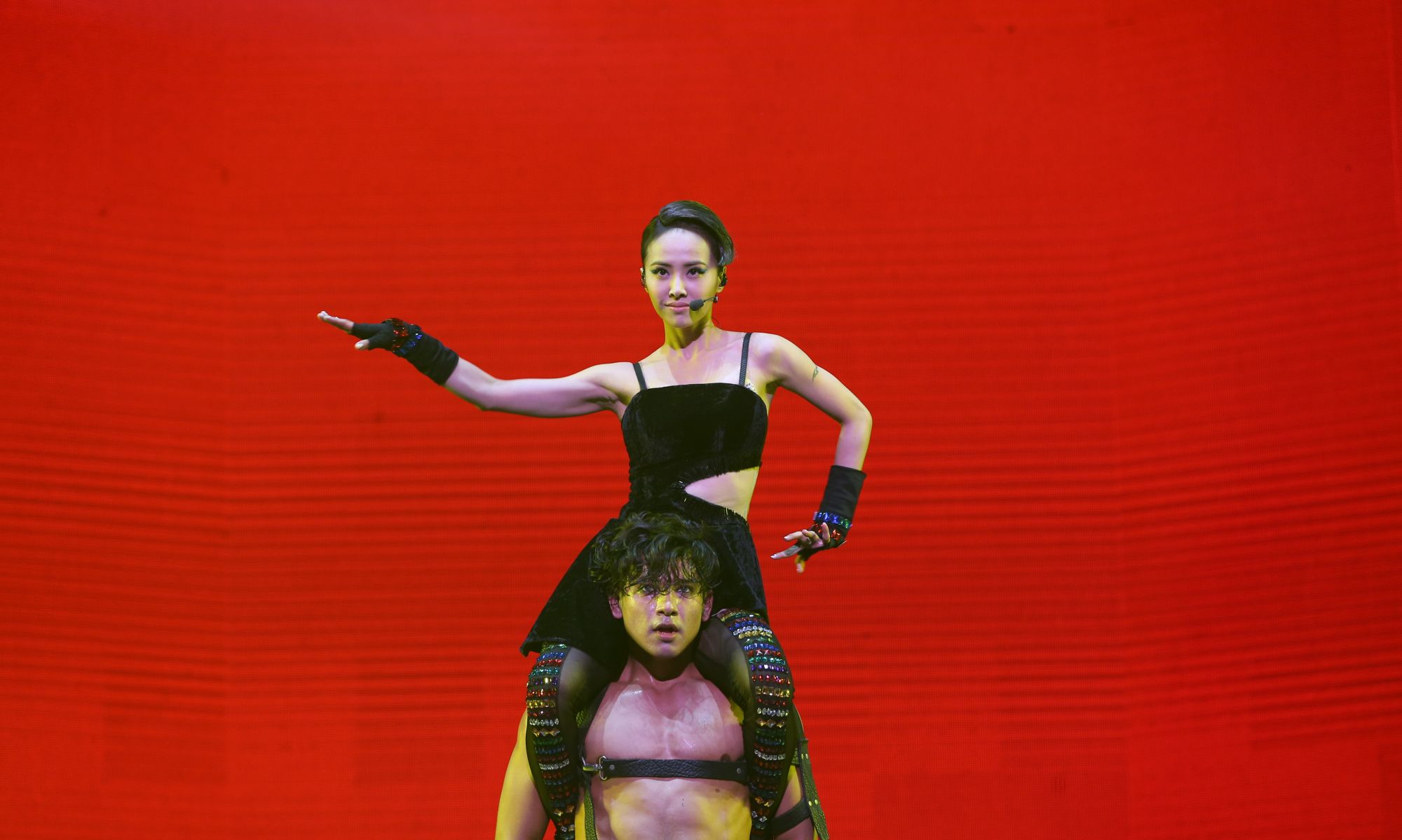 蔡依林演唱会 狂野骑在男伴舞脖子上