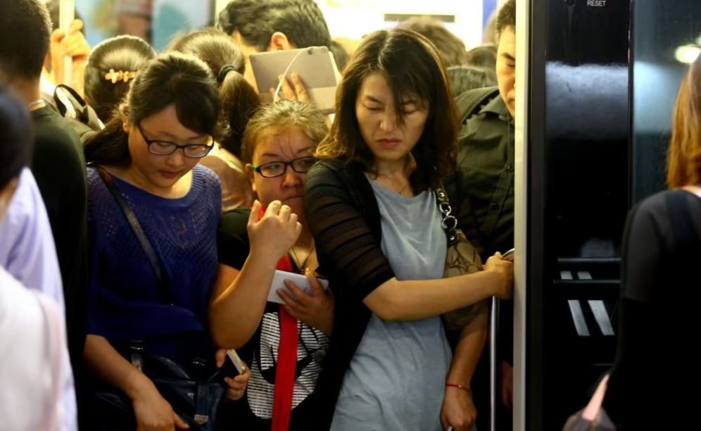 坐大腿还摸胸,3岁男孩抢座干这事!家长拒道歉小孩子懂什么,怨谁？休闲区蓝鸢梦想 - Www.slyday.coM