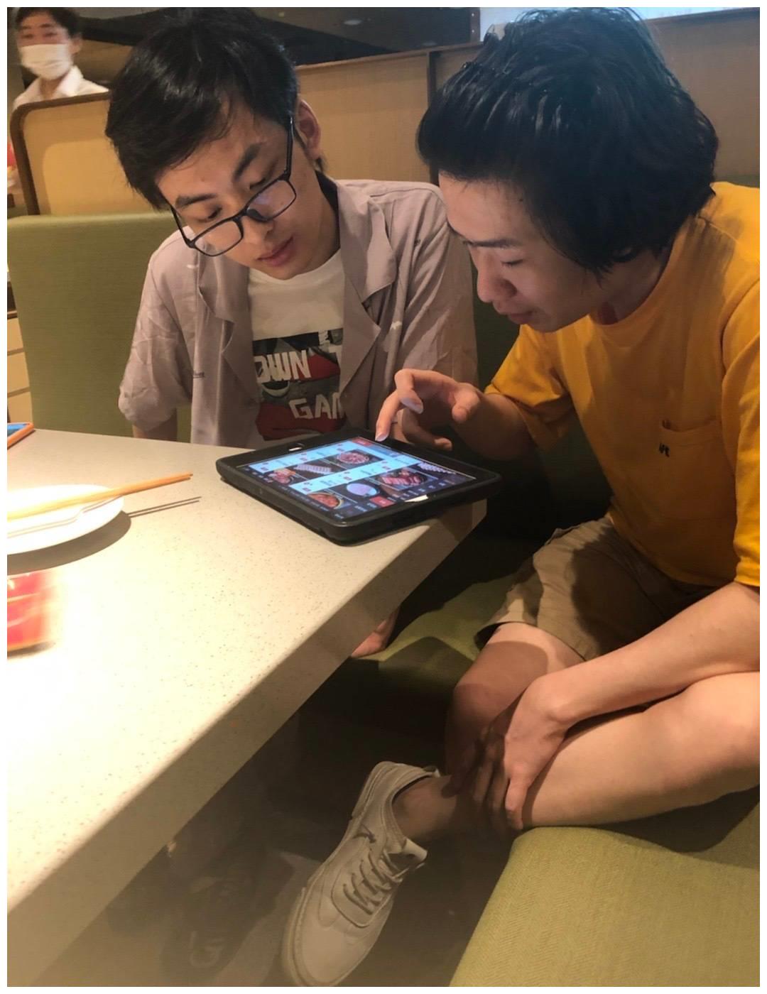 吕德华正常开播,手机后台却突然切屏!窗口弹出1画面,网友愣了