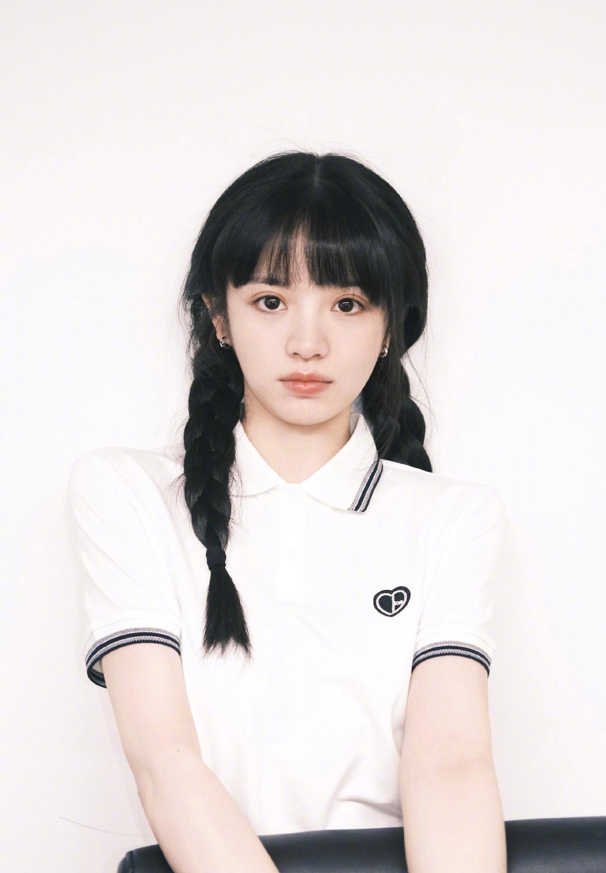 田曦薇最新制服写真，双马尾麻花辫，清纯的洁白学生服