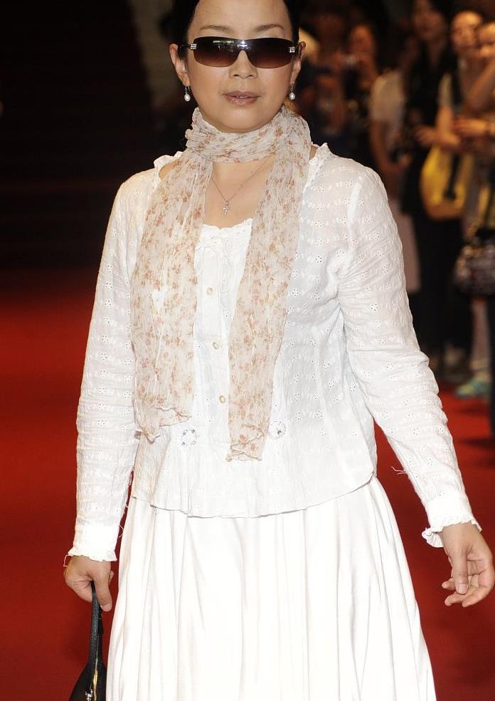 吕丽萍美得真气质穿金色唐装配大红纱裙美得自信又华贵