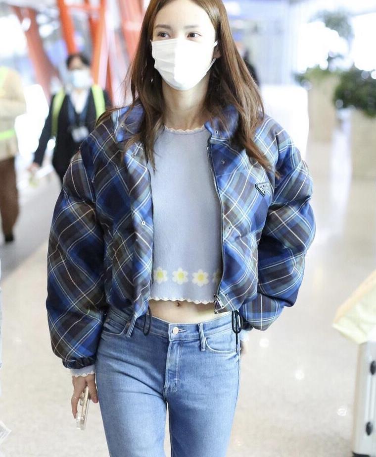 金晨最近真"火",穿短款羽绒服搭牛仔裤高挑纤瘦,美得让人心动