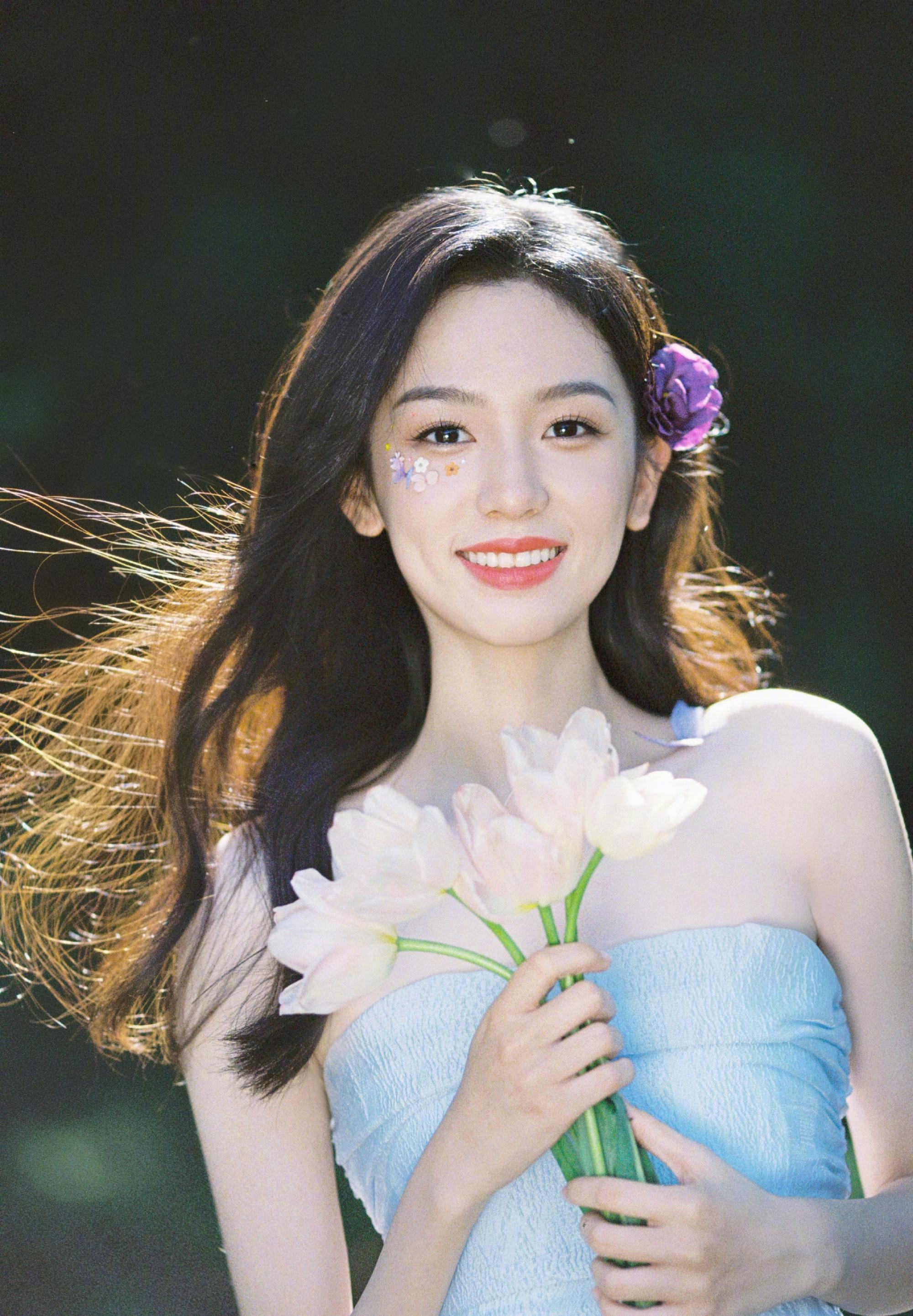 周也夏日小清新写真!蓝色抹胸长裙仙气十足,贴花妆容氛围感满满