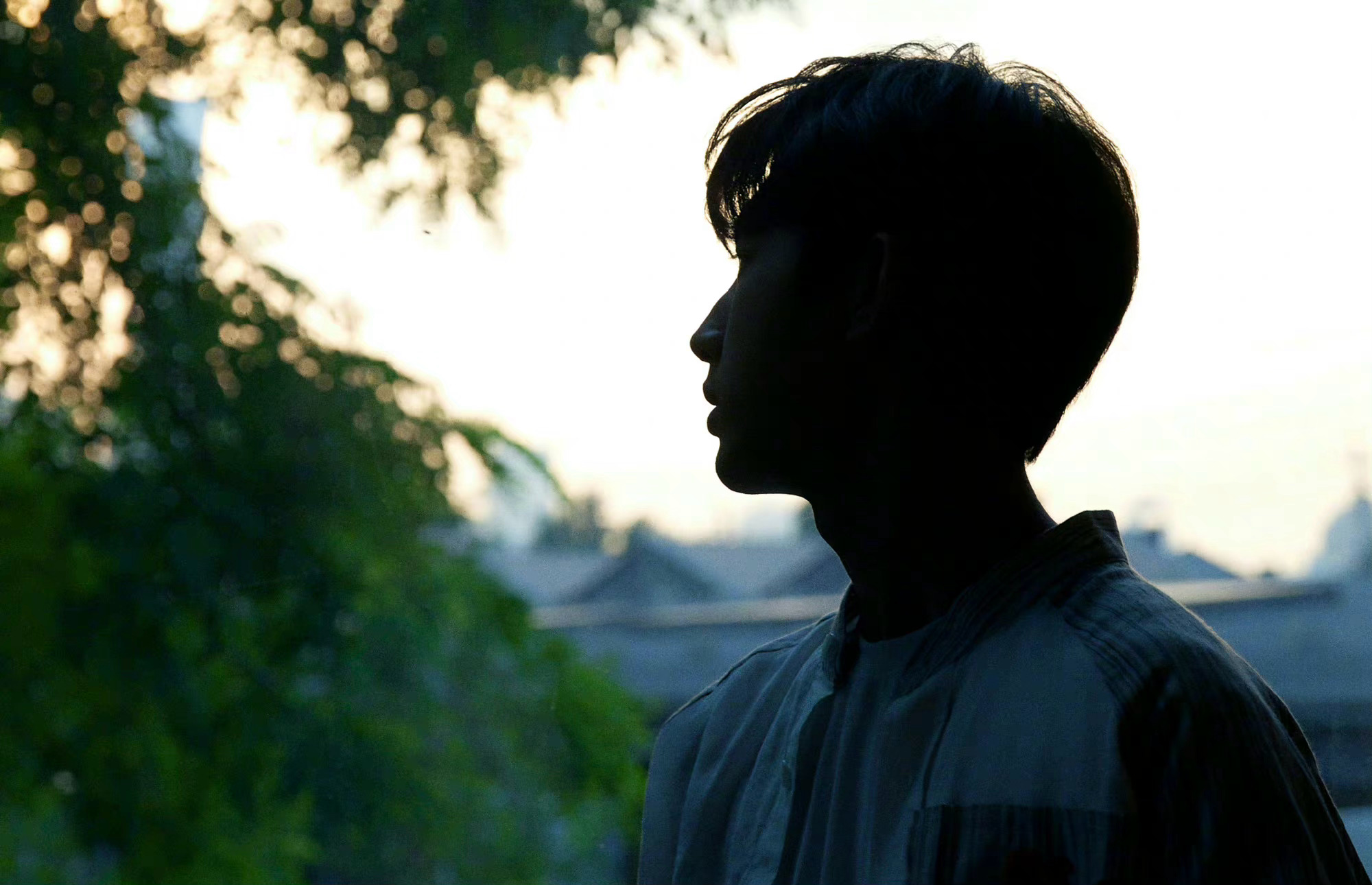 郭俊辰清新写真纯白短袖清爽少年感棱角分明的侧脸