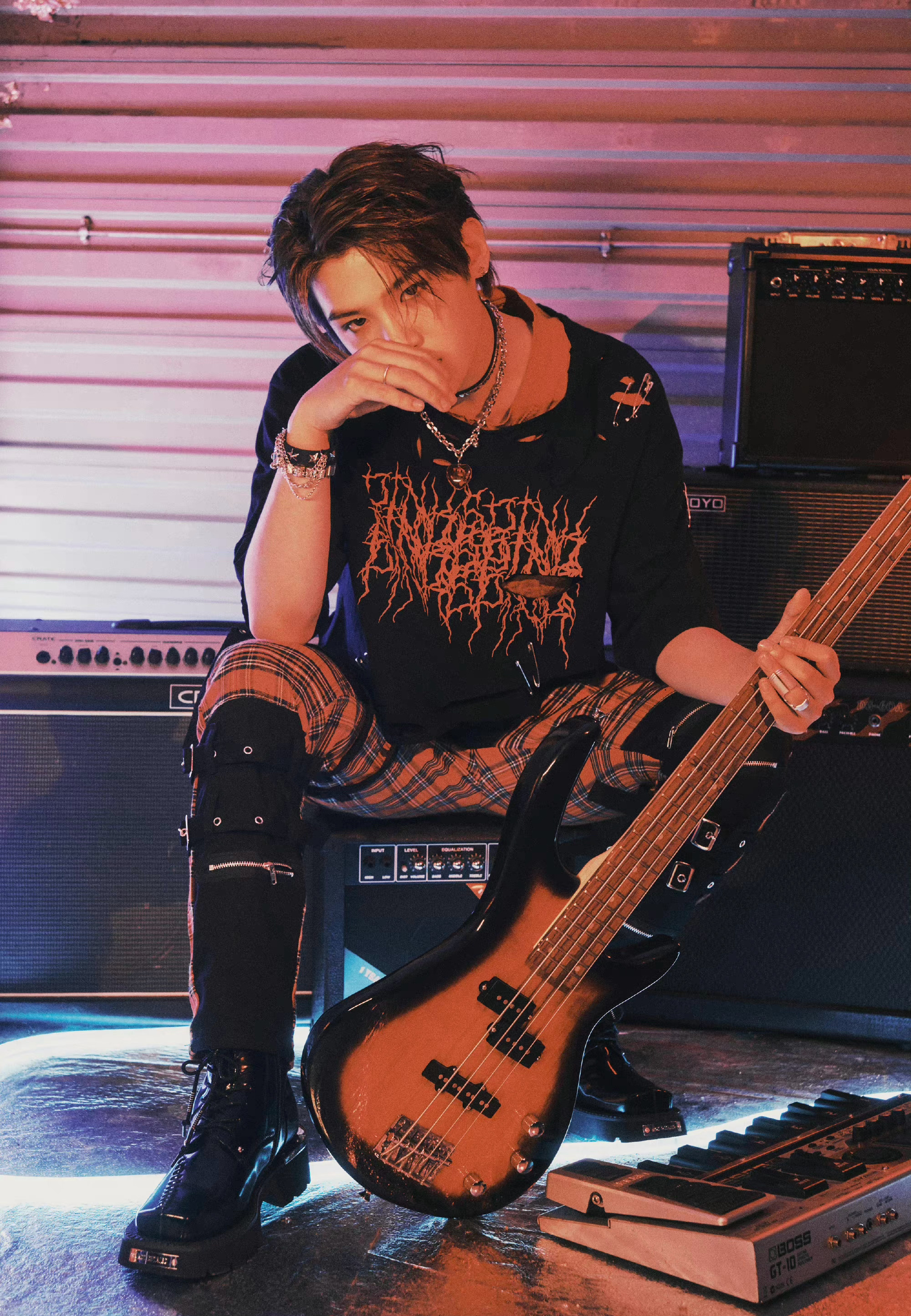 黄明昊化身摇滚美少年朋克风又酷又可爱黑色穿搭个性十足