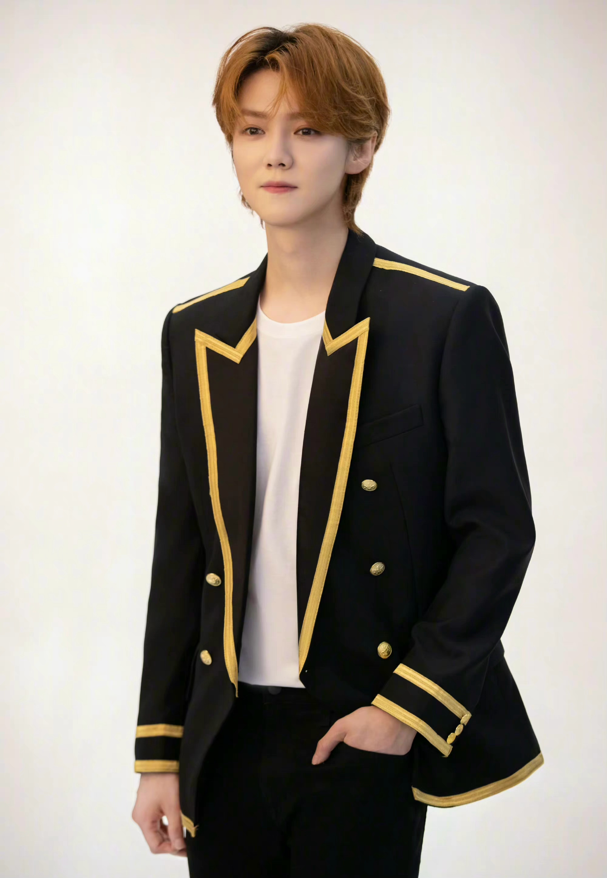 鹿晗制服花絮侧拍图,鹿晗最新学院风造型,清爽帅气活力元气__财经头条