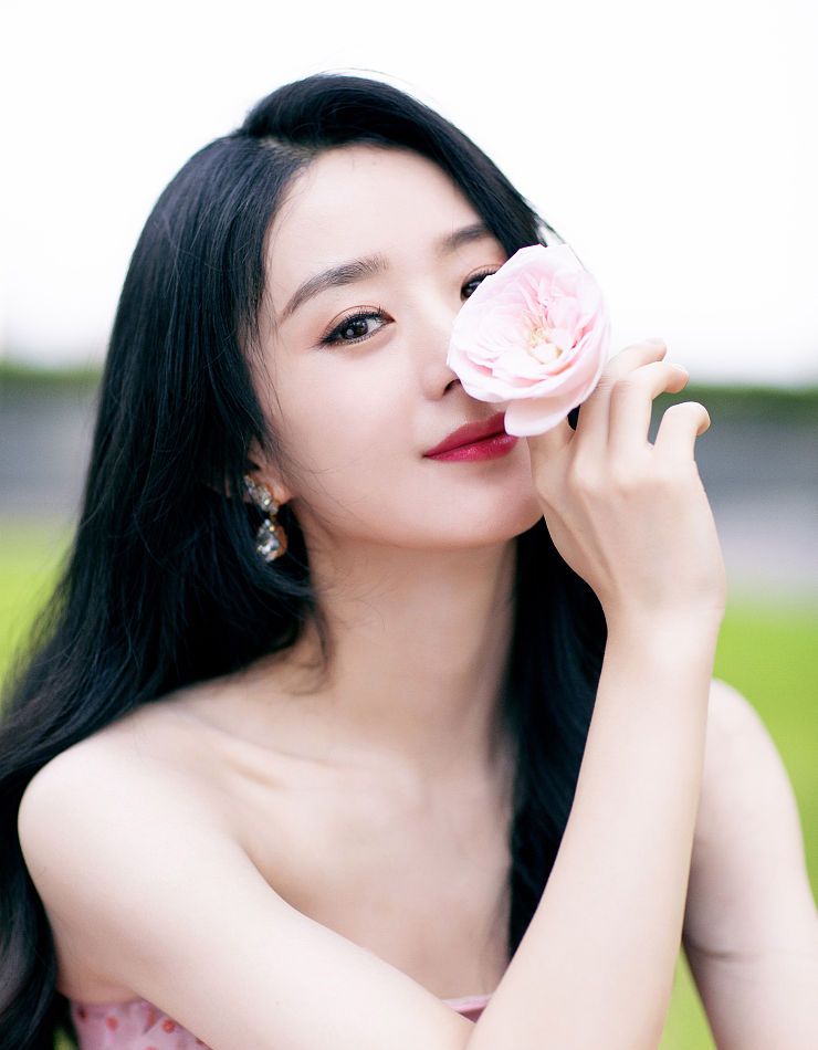 赵丽颖一袭粉嫩长裙拍写真 温柔可爱人比花娇太养眼