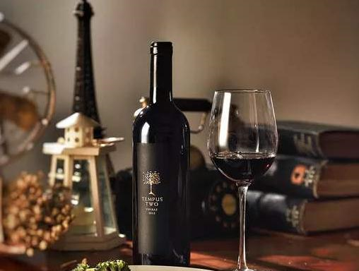 如何鉴定自己买的是不是真红酒?红酒品鉴师教你正确辨别方法!休闲区蓝鸢梦想 - Www.slyday.coM 如何鉴定自己买的是不是真红酒?红酒品鉴师教你正确辨别方法!休闲区蓝鸢梦想 - Www.slyday.coM