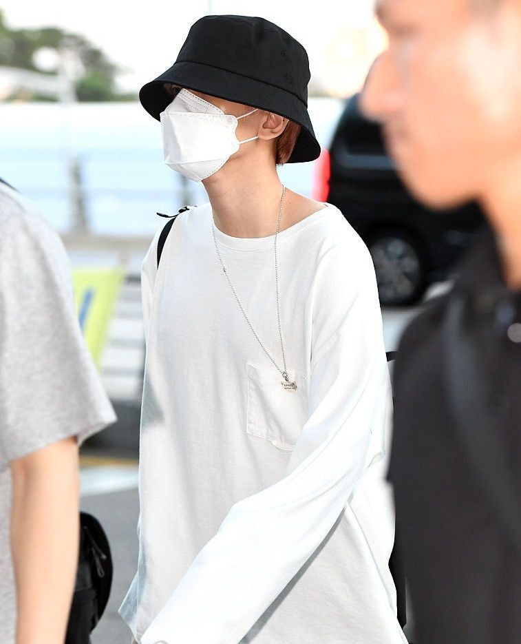 边伯贤穿白色简约长袖不失帅气,戴着帽子遮盖严实,帅极了!