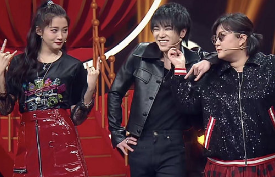 专属于关晓彤和华晨宇的牵手方式,看到花花的手指:果然霸道总裁