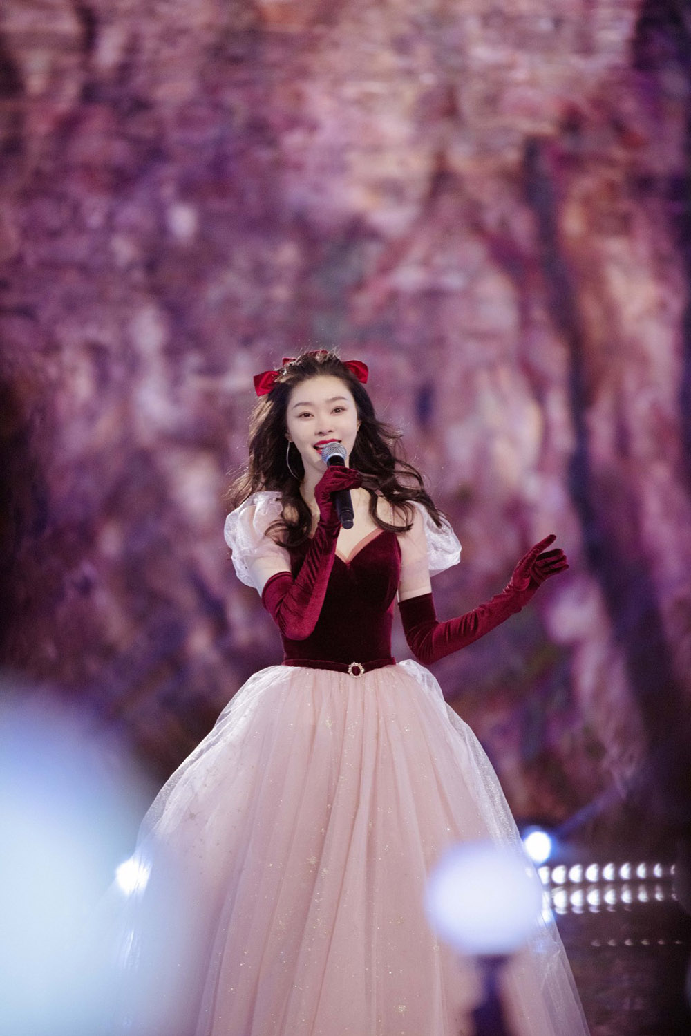 宋轶亮相双台跨年 温柔声线传递冬日温暖__财经头条