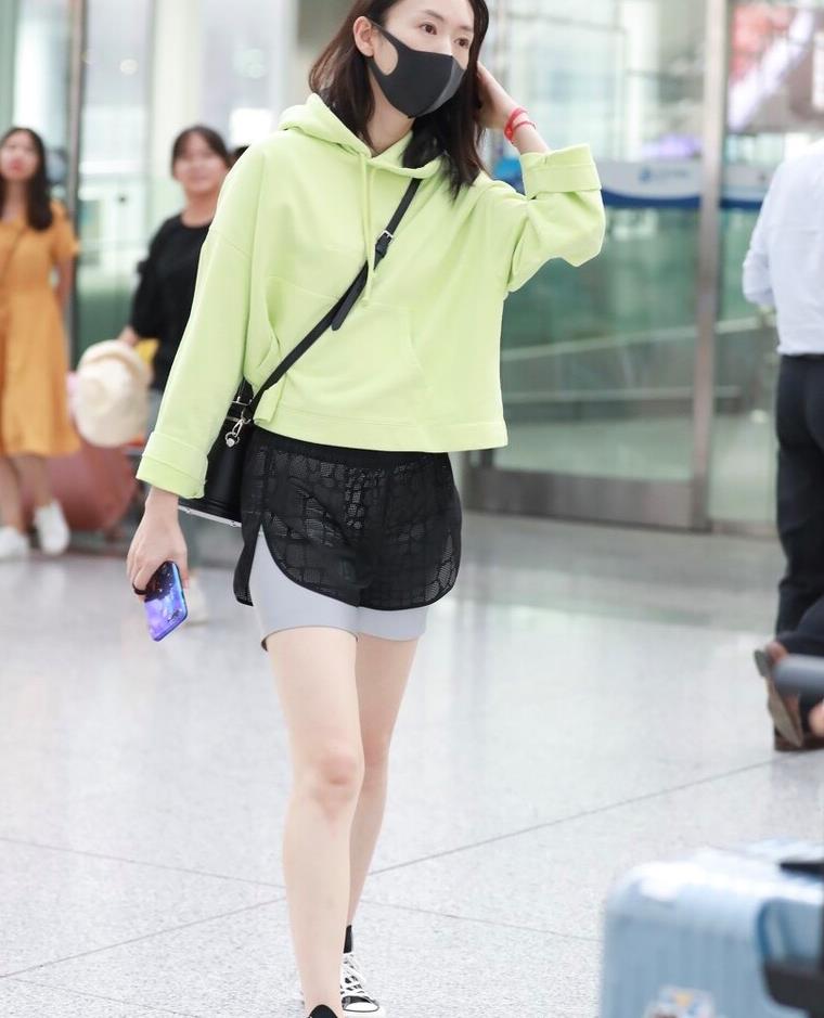 童瑶早就该这么穿了绿色连帽卫衣配健身短裤混搭穿出高级感