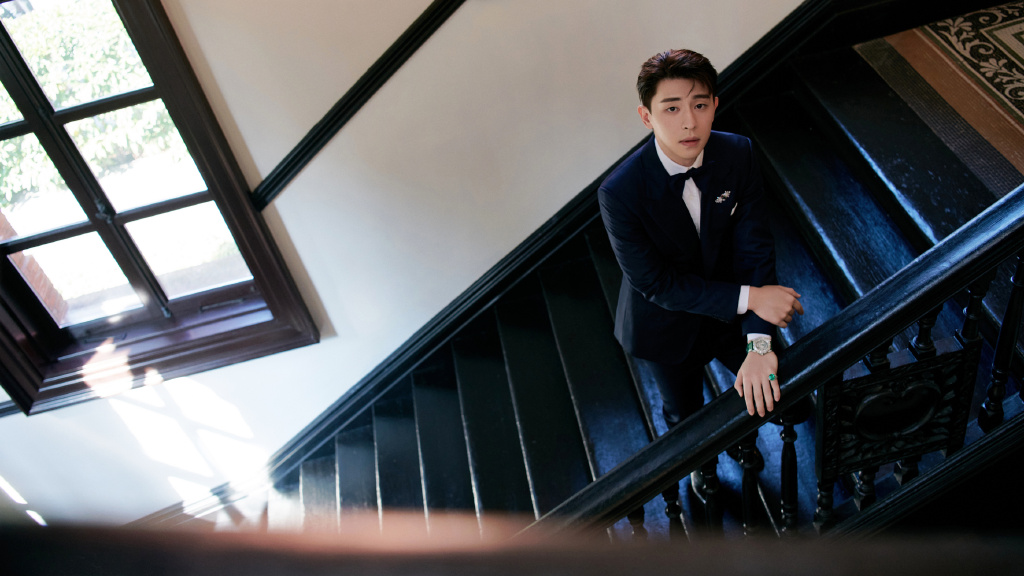 1 / 6 邓伦以中国区品牌代言人身份身着宝蓝西装,佩戴高级珠宝饰品