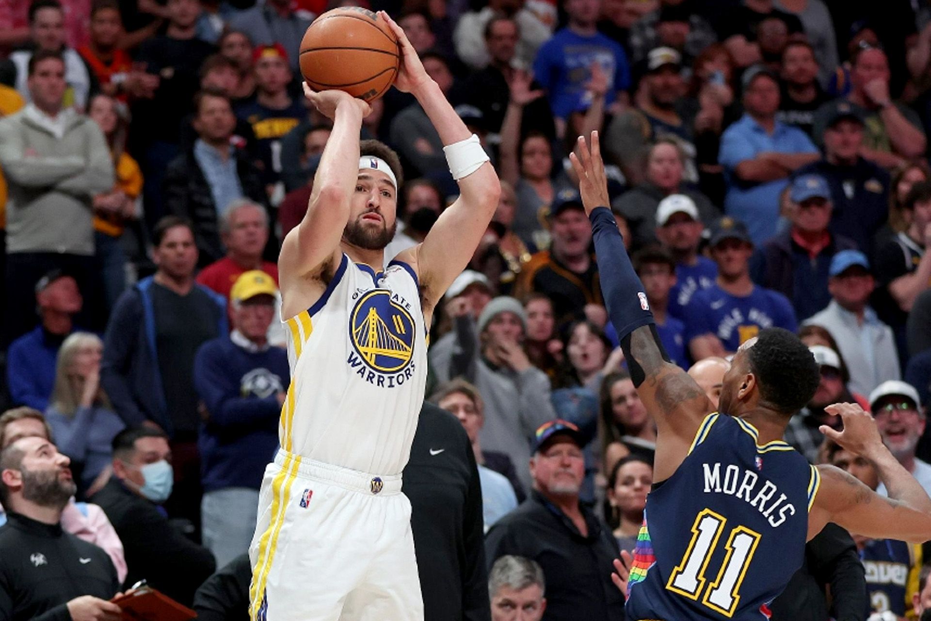 4板5.4助,54.8%投篮命中率 48.4%三分命中率",但汤普森场均也有"22.