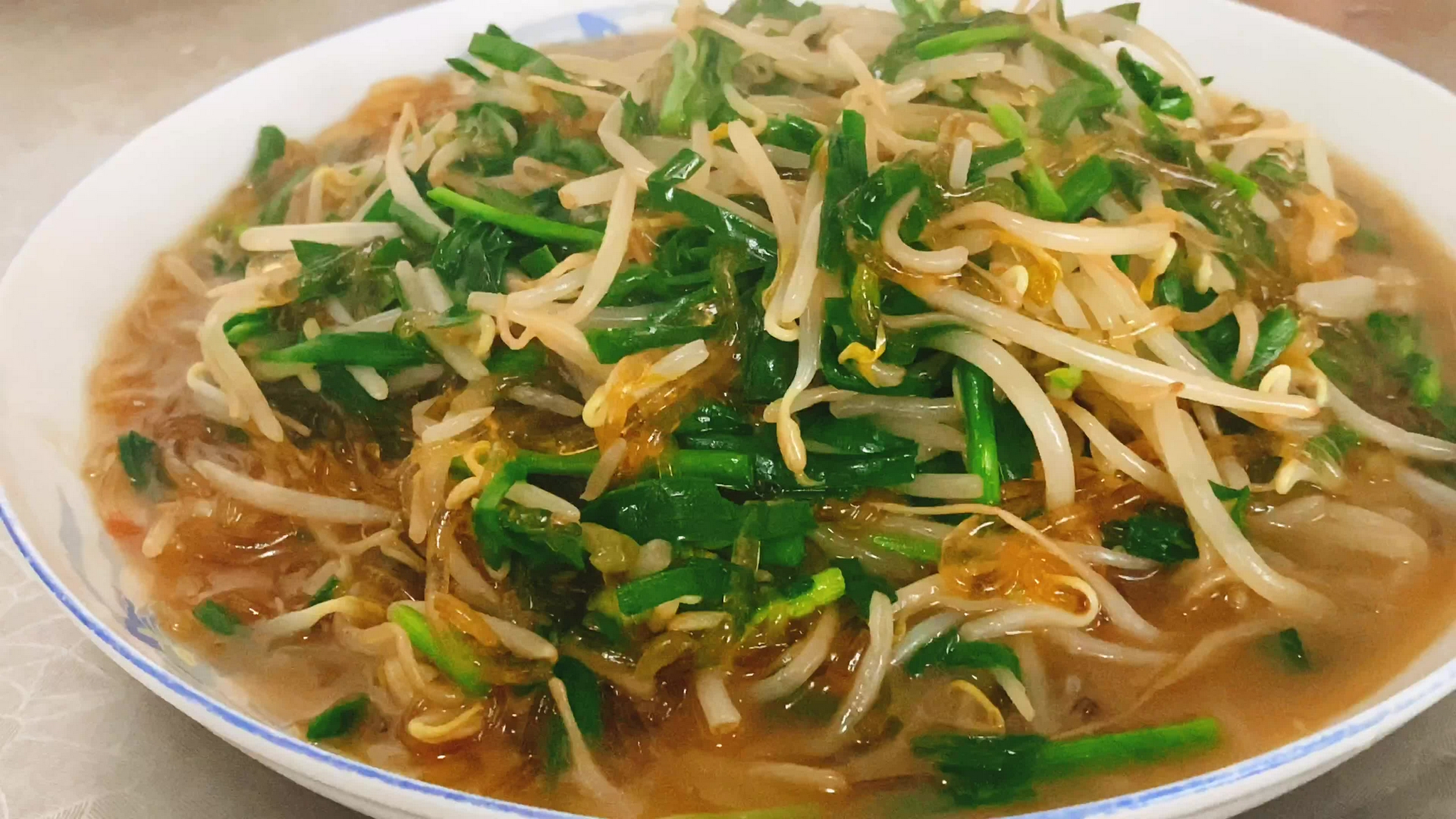 豆芽粉条韭菜在一起就是绝配,能吃3碗米饭不信拉倒,要不就试试
