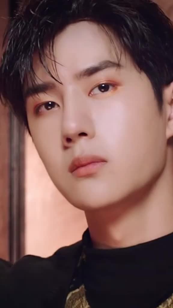 王一博怼脸拍,眼神对视真的太酥啦.又是被一博帅到的一天