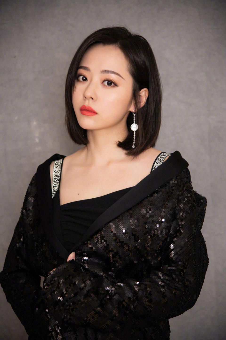 张靓颖越发地性感美艳一袭黑色吊带短裙搭配亮片开衫耀眼夺目