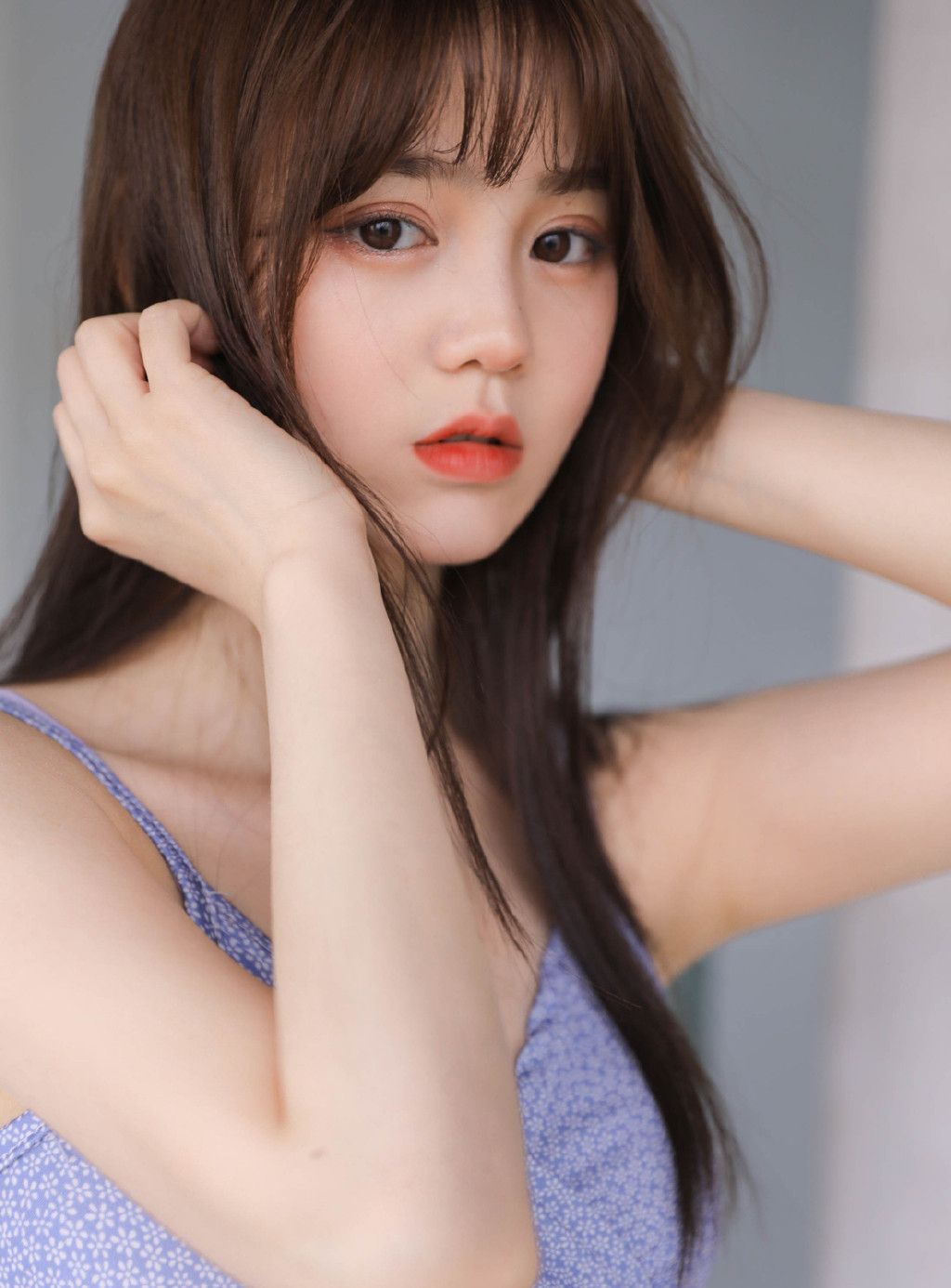 美女在头发凌乱时比较耐看和感性