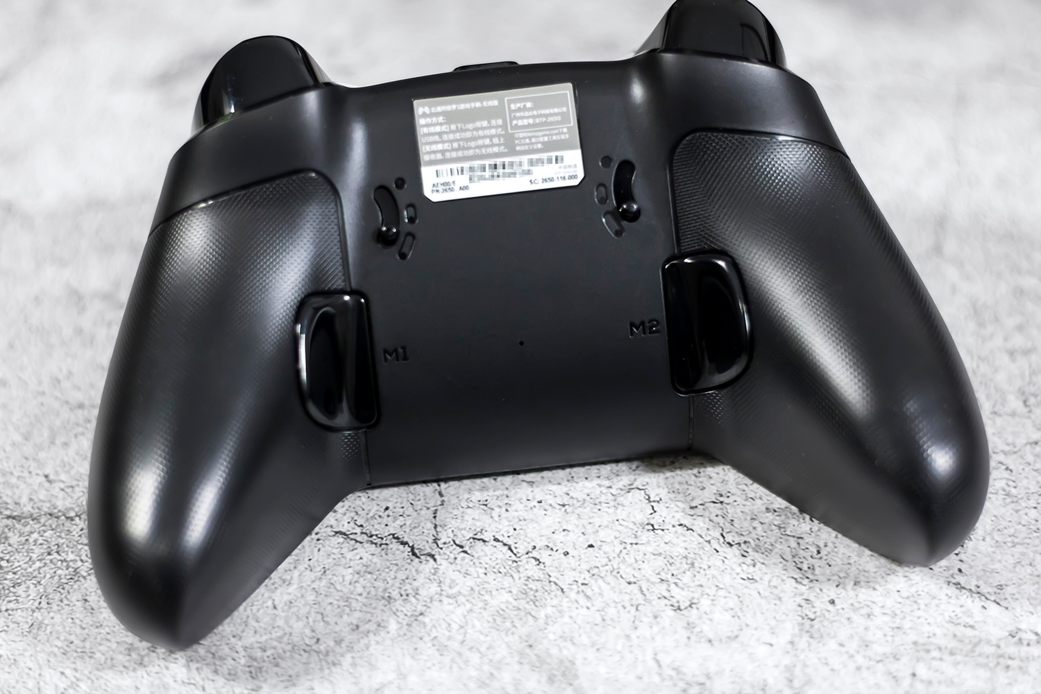 这款游戏手柄配备了三段式扳机锁,可以调节lt,rt两个扳机键下按行程的