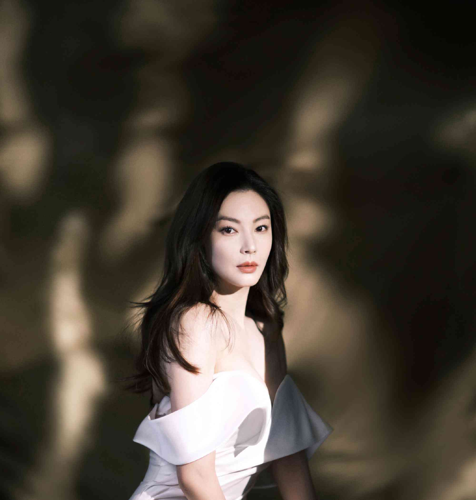 张雨绮好身材藏不住,米白色礼服裙惊艳,蝴蝶结式裙摆精致感十足