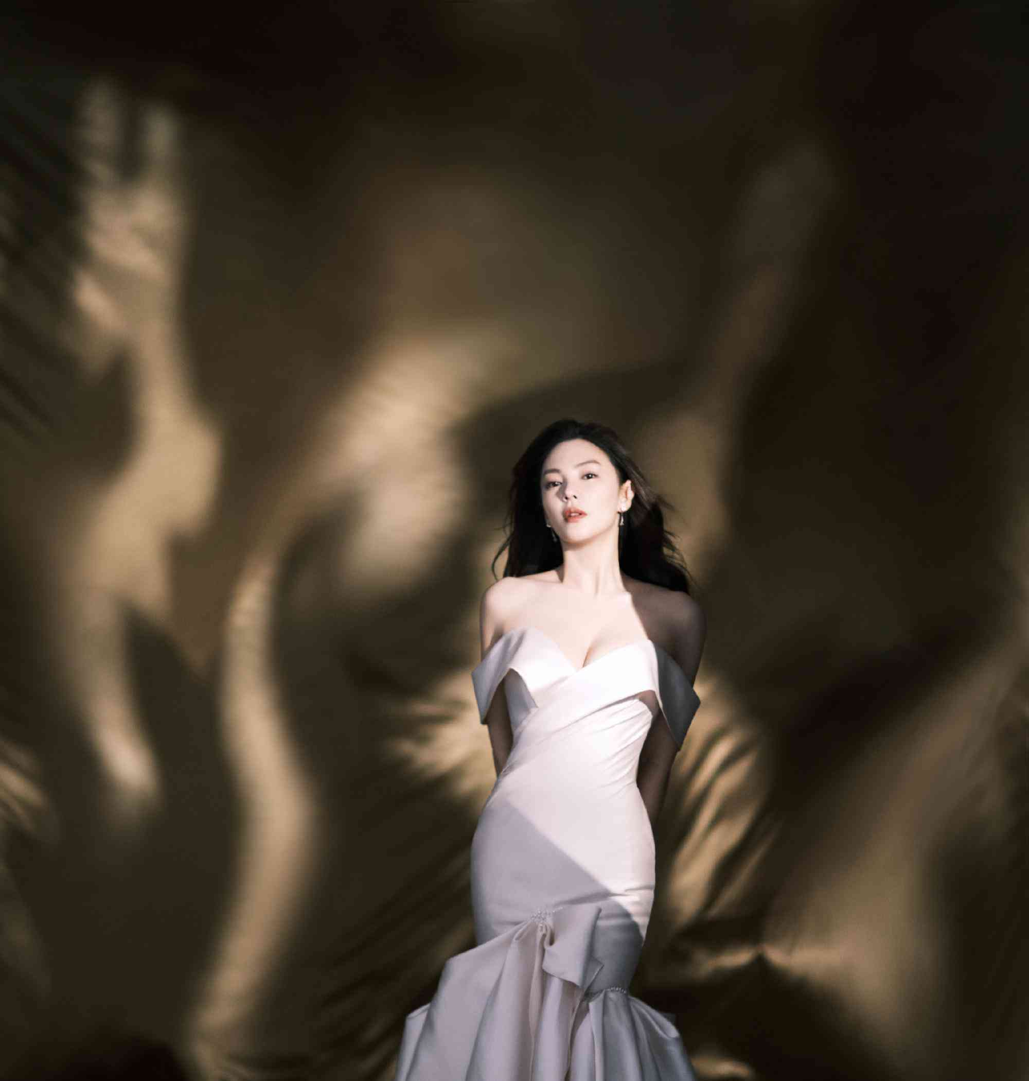 张雨绮好身材藏不住米白色礼服裙惊艳蝴蝶结式裙摆精致感十足